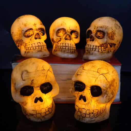 Elektroonilised pealuuga küünlad LED-valgusega, valmistatud parafiinvahast, kollane valgus, patareitoide, sobilikud Halloweeniks ja pidude dekoreerimiseks.
