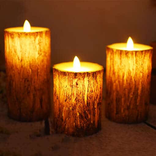 Puukoore välimusega LED küünal tantsiva leegiga, ideaalne Halloweeniks või jõuludeks dekoratiivse öövalgustina.