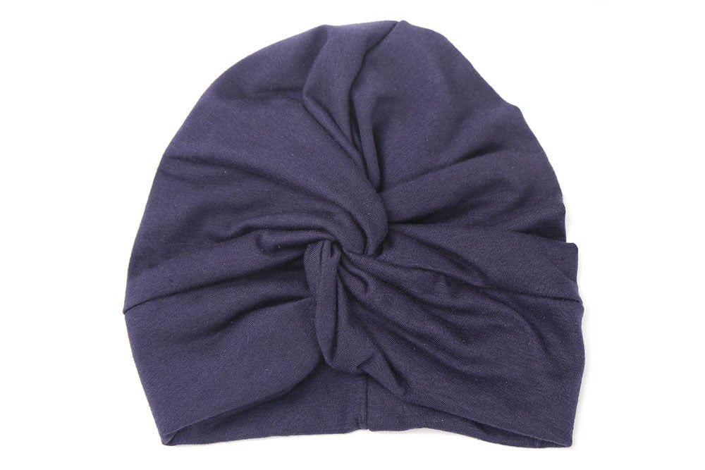 tumesinine laste turbanmüts, millel on ees sõlm