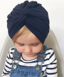 väike laps tumesinise turbanmütsiga