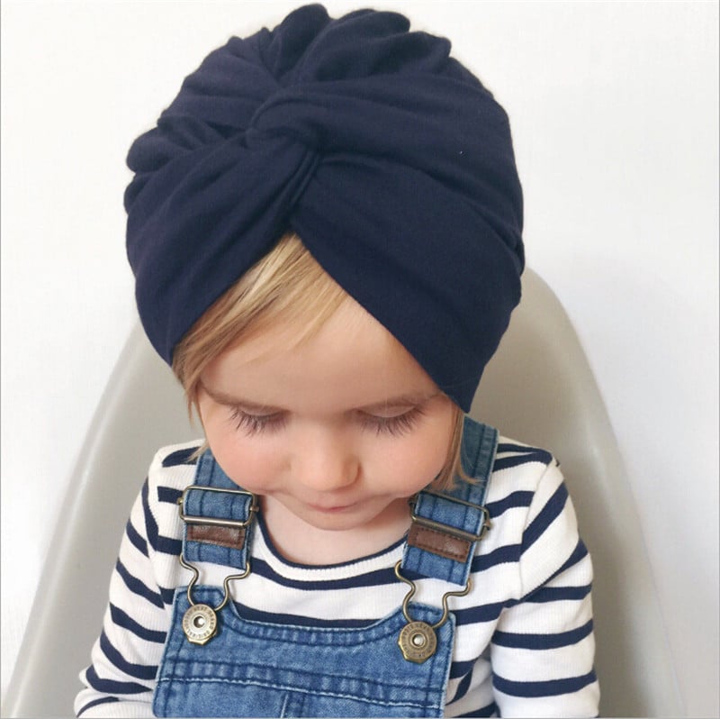 väike laps tumesinise turbanmütsiga