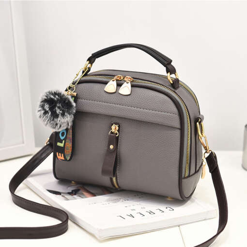 Tutiga crossbody kott, naistele mõeldud, nahast, klapiga, väike suurus, stiilne ja praktiline.