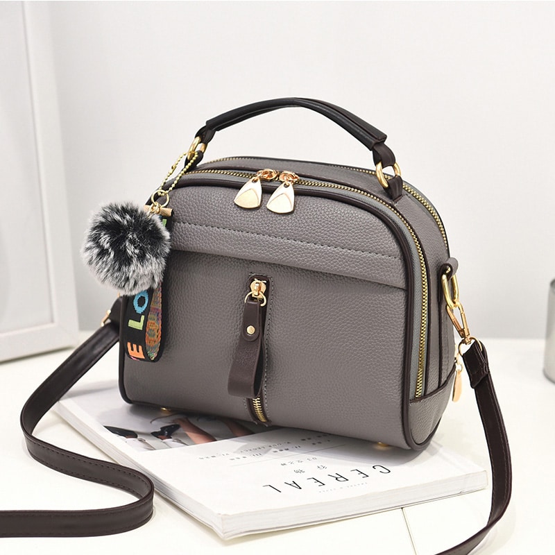 Tutiga crossbody kott, naistele mõeldud, nahast, klapiga, väike suurus, stiilne ja praktiline.