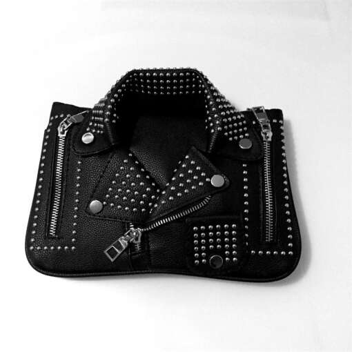 Must või roosa neetidega käekott, mis sobib nii õlakotiks kui ka crossbody stiilis kandmiseks.