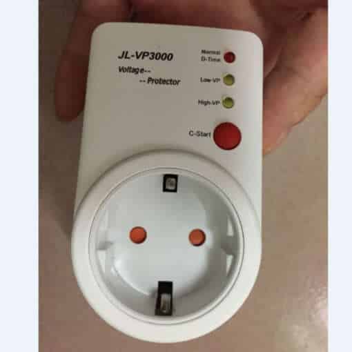 Automaatne pinge kaitselüliti AVS 15A 220V Saksa EU pistikupesa kodumasinate kaitseks, näidatud koos LED ja LCD ekraanidega.