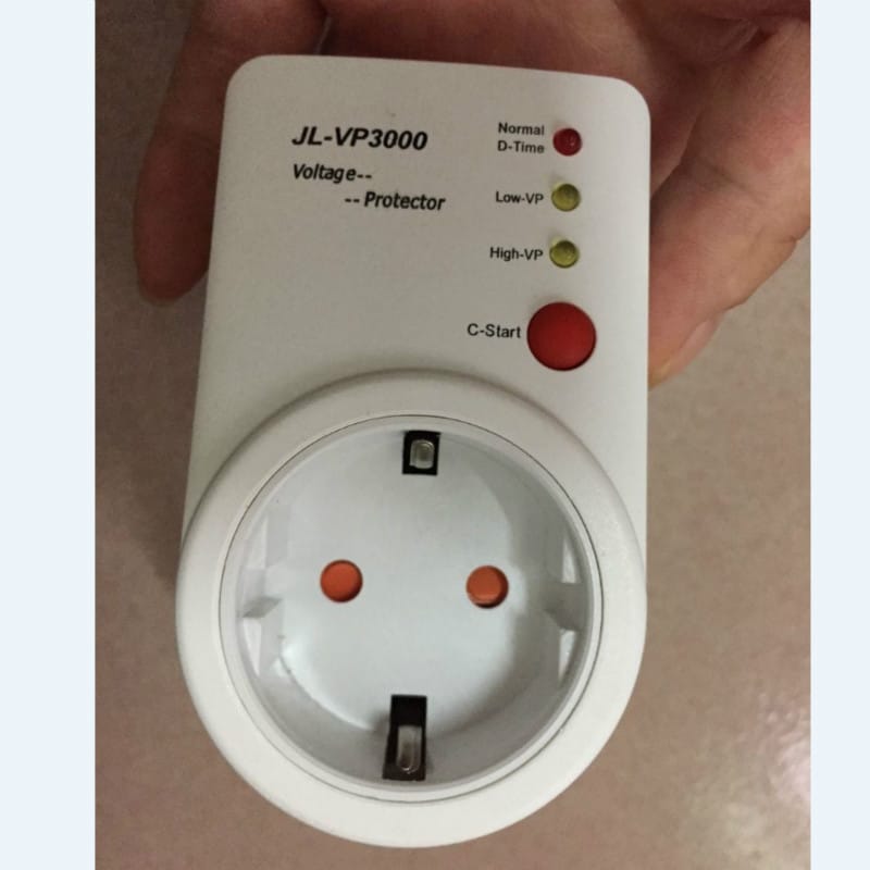 Automaatne pinge kaitselüliti AVS 15A 220V Saksa EU pistikupesa kodumasinate kaitseks, näidatud koos LED ja LCD ekraanidega.