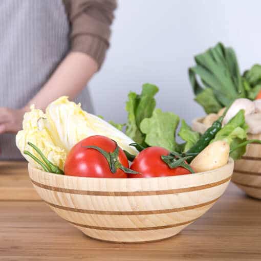 Triibuline bambusest puuviljakauss, millel on kaunis kahevärviline disain ja mis sobib suurepäraselt salatite serveerimiseks.