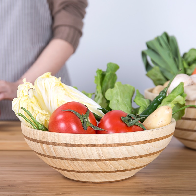 Triibuline bambusest puuviljakauss, millel on kaunis kahevärviline disain ja mis sobib suurepäraselt salatite serveerimiseks.