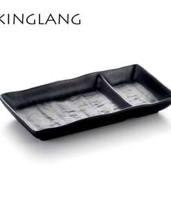 Must serveerimistaldrik sushile koos jaapani stiilis wasabi ja sojakastme kausside ning söögipulkadega.