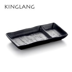 Must serveerimistaldrik sushile koos jaapani stiilis wasabi ja sojakastme kausside ning söögipulkadega.