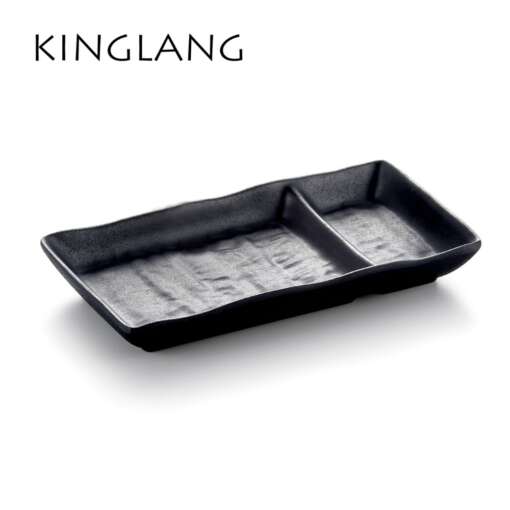 Must serveerimistaldrik sushile koos jaapani stiilis wasabi ja sojakastme kausside ning söögipulkadega.