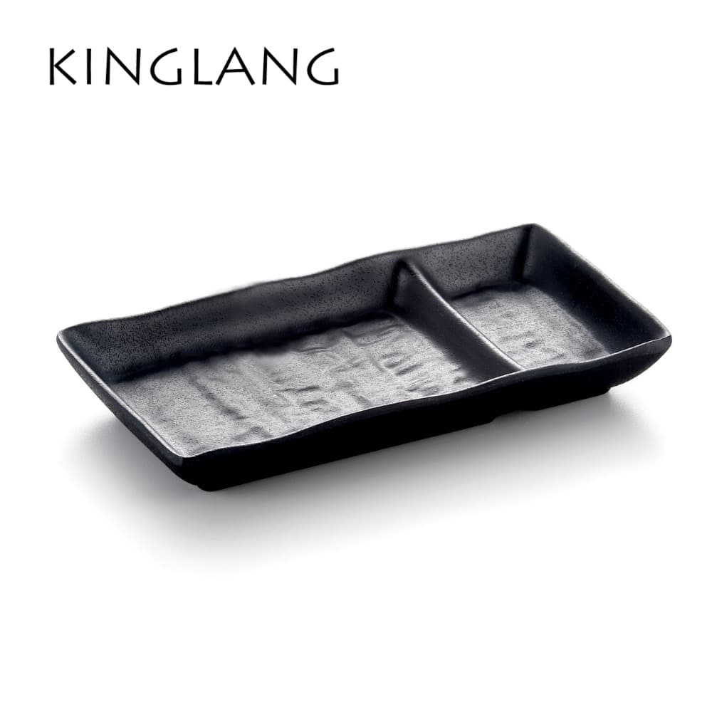 Must serveerimistaldrik sushile koos jaapani stiilis wasabi ja sojakastme kausside ning söögipulkadega.