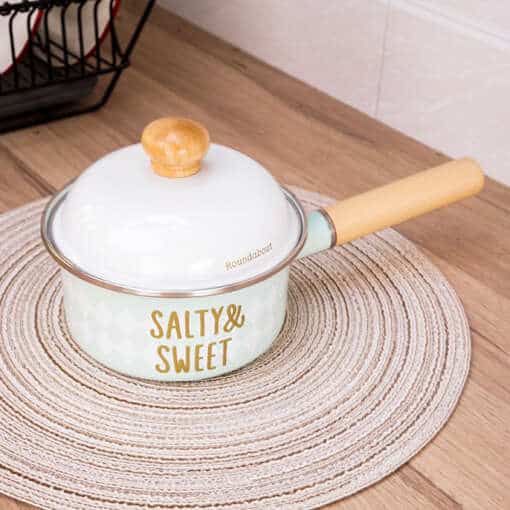Armas pott kirjaga "Salty & sweet" köögis kasutamiseks.