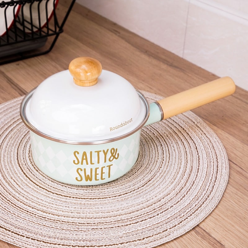 Armas pott kirjaga "Salty & sweet" köögis kasutamiseks.