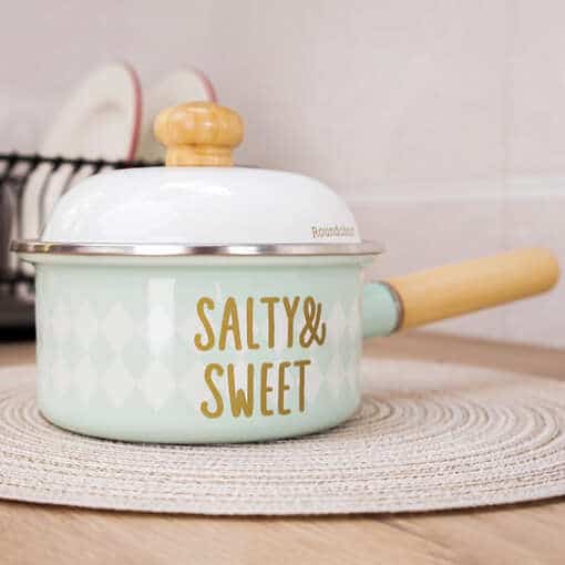 Armas pott kirjaga "Salty & sweet" köögilaual.