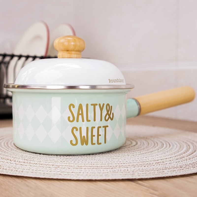 Armas pott kirjaga "Salty & sweet" köögilaual.
