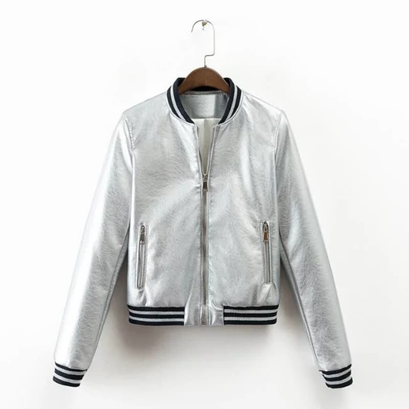 Kuldne ja hõbedane naiste kevadine tagi, mis on moes ja sobib kandmiseks nii sügisel kui ka kevadel. Slim-fit ja lühike lõige lisab stiili ja sobib erinevatesse vabaaja olukordadesse.