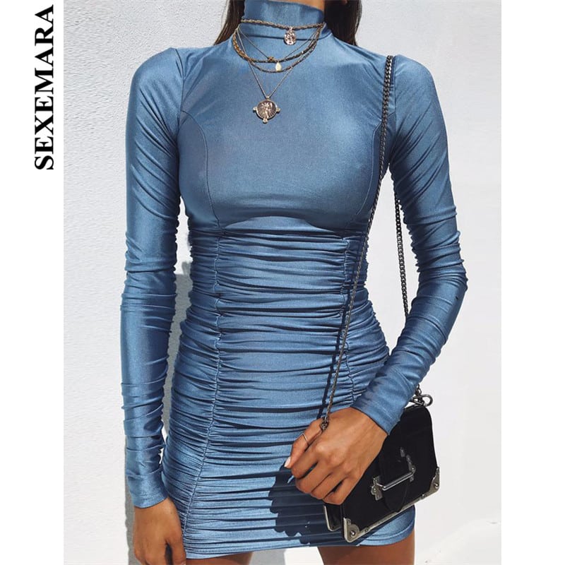 Sinine või must liibuv minikleit pikade varrukatega, elegantne ja moodne stiil.