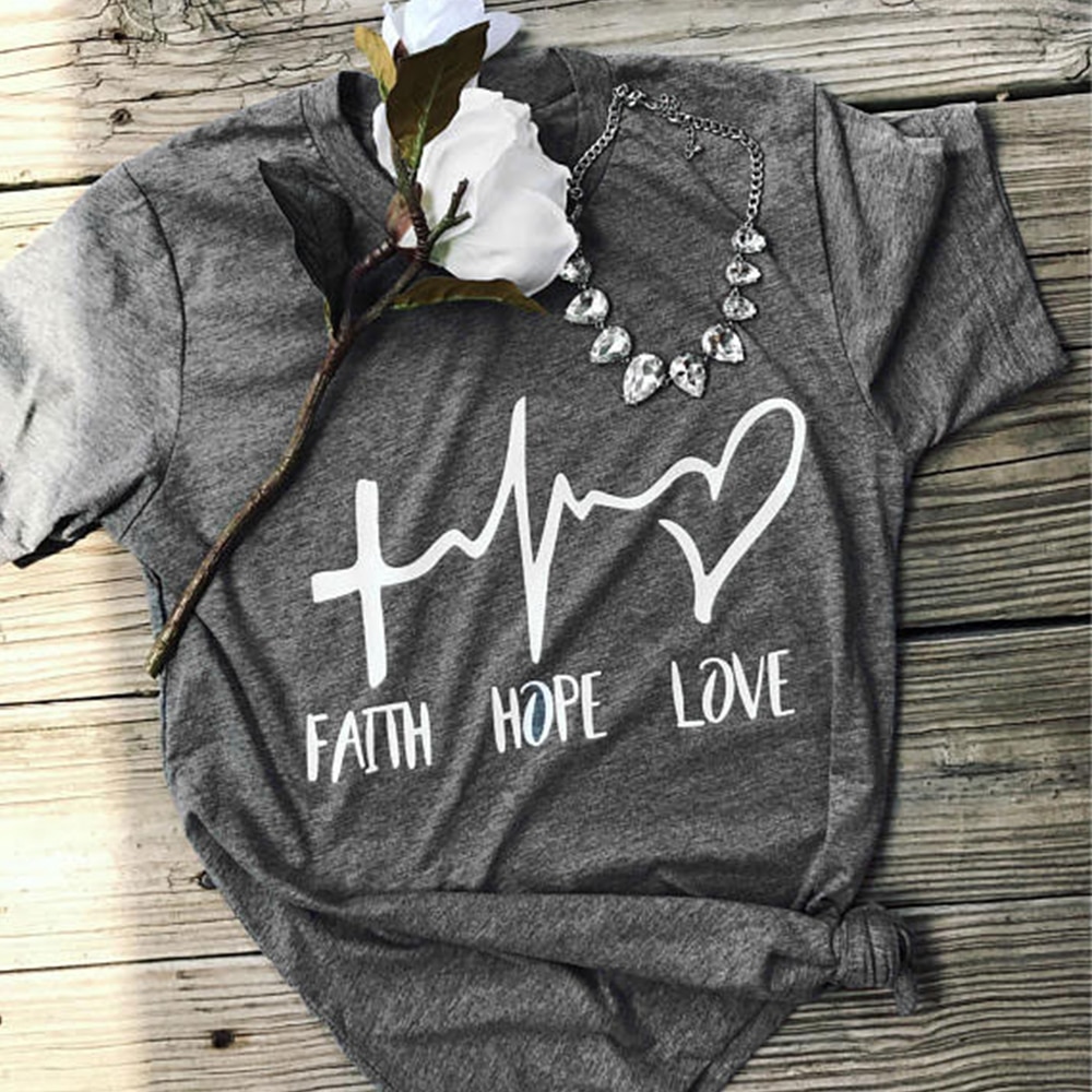 Hall särk "Faith Hope Love" kirjaga, lühikeste varrukatega ja vaba lõikega, sobilik suviseks kandmiseks.