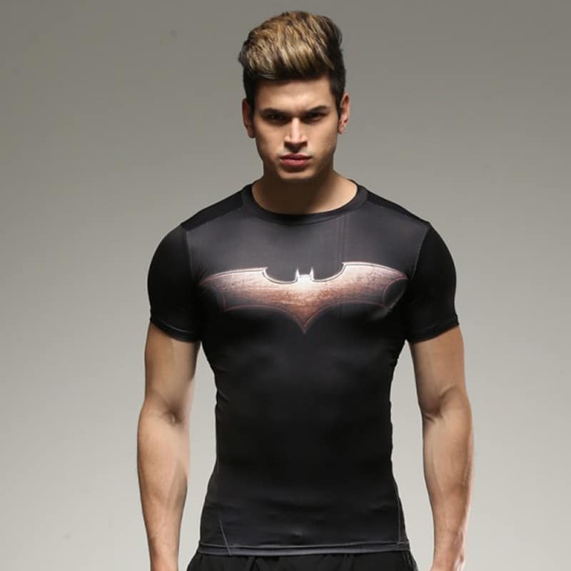 Liibuv superkangelaste T-särk, millel on kujutatud Marveli ja DC Comicsi kangelasi nagu Batman ja Kapten Ameerika.