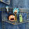 Rick and Morty prossikomplekti neljaosaline komplekt, millel on kurgi ja multifilmitegelaste emailitud rinnamärgid.