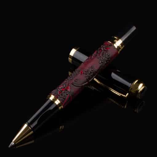 Stiilse välimusega pastakas koos metallist korpusega ja draakoni disainiga elegantse kingituse karbis.