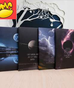 Kuu piltidega märkmik kõva kaanega ja jooneliste lehtedega, ideaalne planeerimiseks ja märkmete tegemiseks.