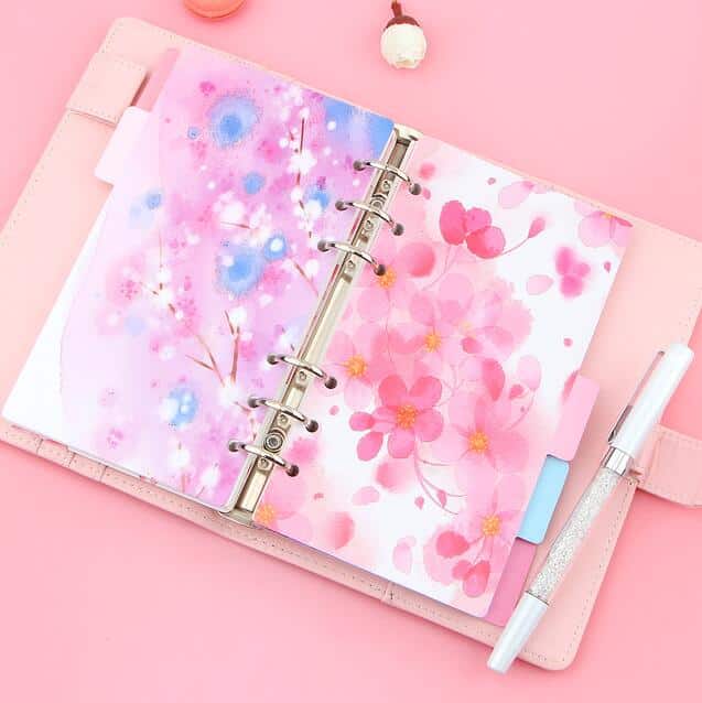 Värvilised märkmikulehed spiraalkaustikusse, kirsiõite motiiviga, A5/A6 suuruses, sobivad Dokibook ja Filofax planeerijatele.