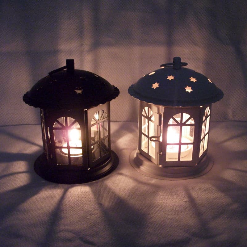 Romantiline must latern küünlaalusena, sobib Euroopa romantilise stiili pulmade ja kodu kaunistamiseks.