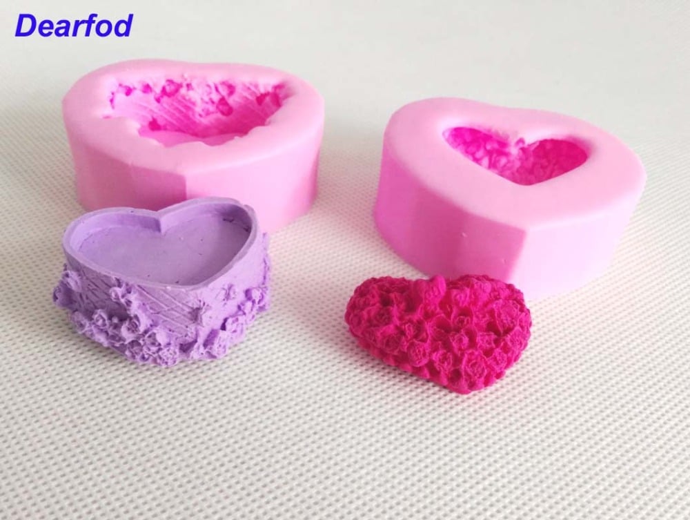 Kaks südamekujulist roosi reljeefiga fondant-silikoonvormi seepi, küünlaid ja šokolaadi jaoks.
