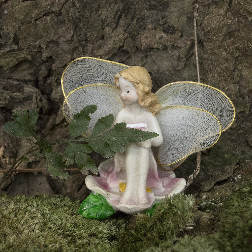 Väike armas haldjas miniatuurses haldjaaias, valmistatud vaigust, sobib mikrotaimede kaunistuseks või bonsai figuuriks.
