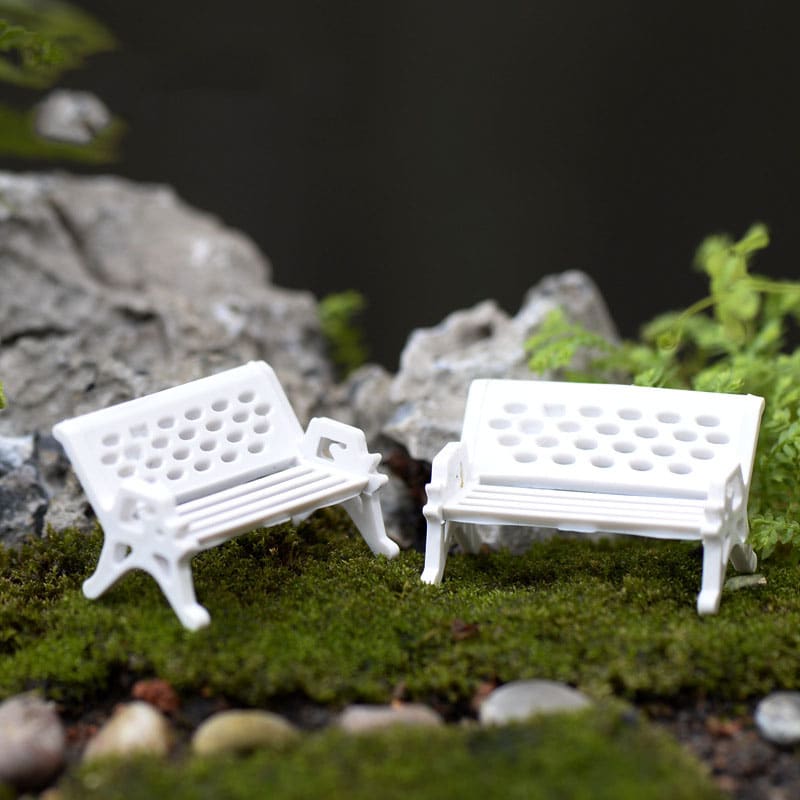 Väikesed valged aiatoolid muinasjutuaia miniatuurseks kaunistuseks terrariumi figuuridena.