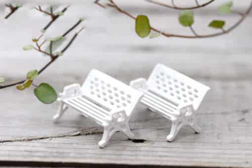 Väikesed valged toolid haldja aia miniatuuride jaoks, ideaalne terrariumi kaunistuseks.