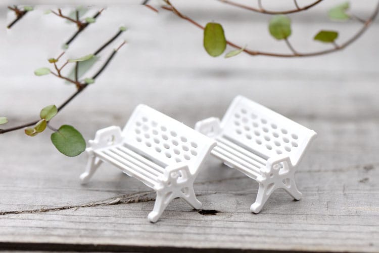 Väikesed valged toolid haldja aia miniatuuride jaoks, ideaalne terrariumi kaunistuseks.