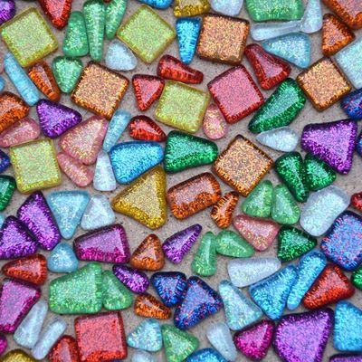Läikivad klaaskivikesed mosaiigi tegemiseks, sobivad vaaside, laternate ja akvaariumide kaunistamiseks.