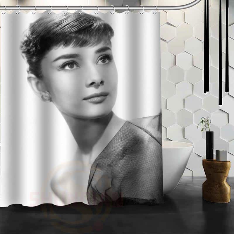 Vannikardin Audrey Hepburni kujutisega, elegantne mustvalge disain.