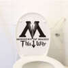 DCTOP "Ministry Of Magic - This Way" kleeps veekindel ja eemaldatav seinakleebis, mis sobib ideaalselt vannitoa dekoratsiooniks.
