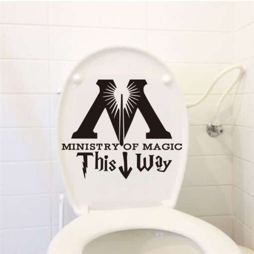 DCTOP "Ministry Of Magic - This Way" kleeps veekindel ja eemaldatav seinakleebis, mis sobib ideaalselt vannitoa dekoratsiooniks.