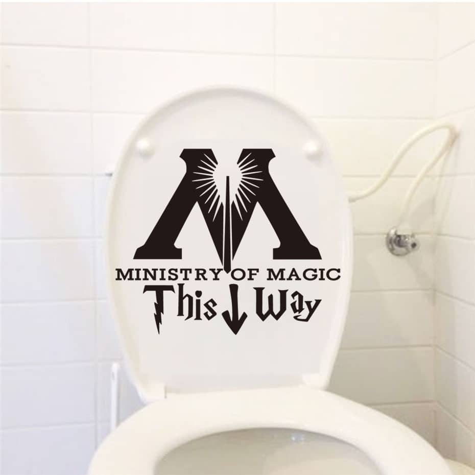 DCTOP "Ministry Of Magic - This Way" kleeps veekindel ja eemaldatav seinakleebis, mis sobib ideaalselt vannitoa dekoratsiooniks.