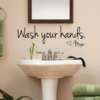 Veekindel vinüülseinakleeps "Wash Your Hands" vannitoa seinale.
