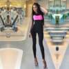 Must naiste sportimiseks mõeldud jumpsuit, millel on avatud seljaosa, sobilik joogaks ja jooksmiseks.