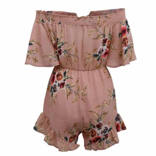 Lilleline roosa või valge jumpsuit off-shoulder disainiga, kehakumerusi rõhutav ja lühikeste pükstega.
