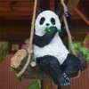 Armas riputatav panda kiigel aiakaunistuseks.
