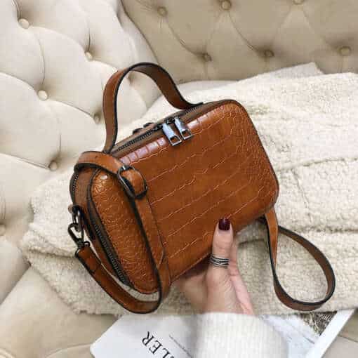 Lihtsad crossbody kotid erinevates värvitoonides ja disainides, paindlikud ja mugavad igapäevaseks kandmiseks.