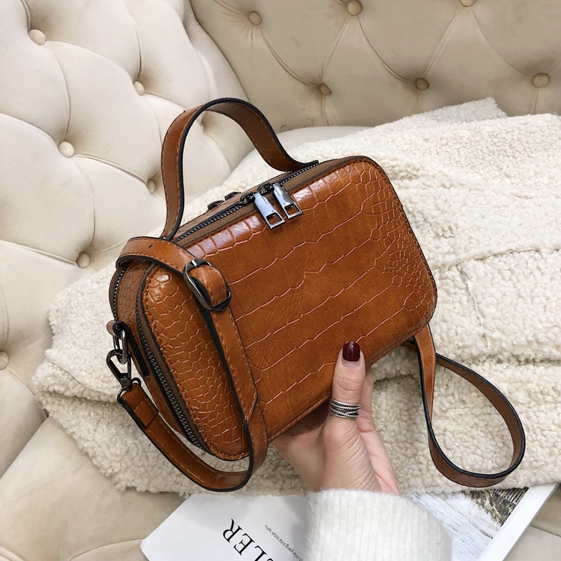 Lihtsad crossbody kotid erinevates värvitoonides ja disainides, paindlikud ja mugavad igapäevaseks kandmiseks.