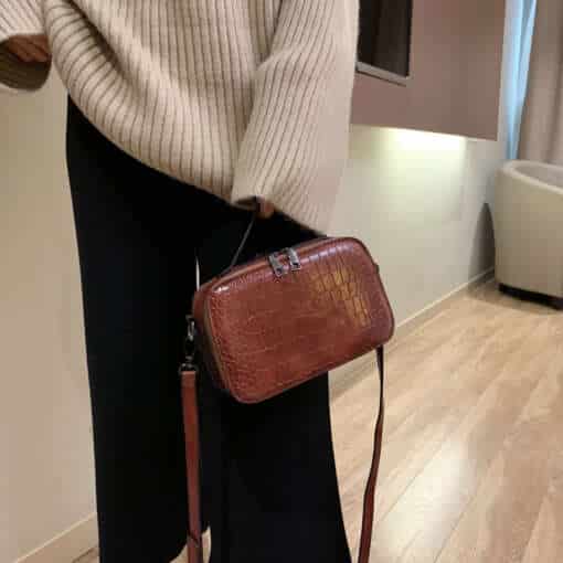 Lihtsad crossbody kotid erinevates värvitoonides ja suurustes, sobivad igapäevaseks kandmiseks.