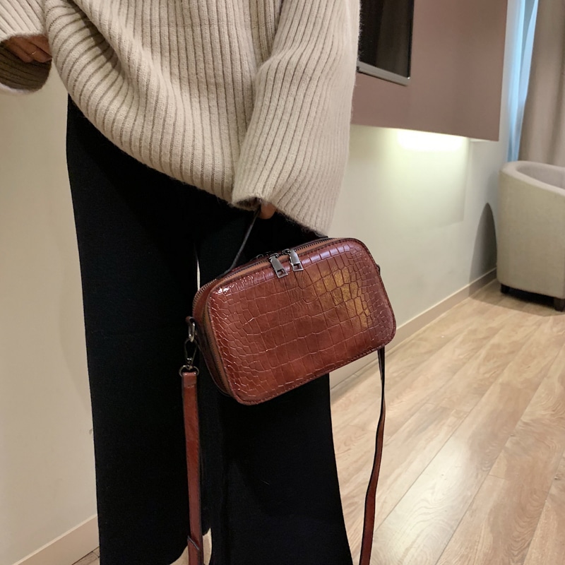 Lihtsad crossbody kotid erinevates värvitoonides ja suurustes, sobivad igapäevaseks kandmiseks.