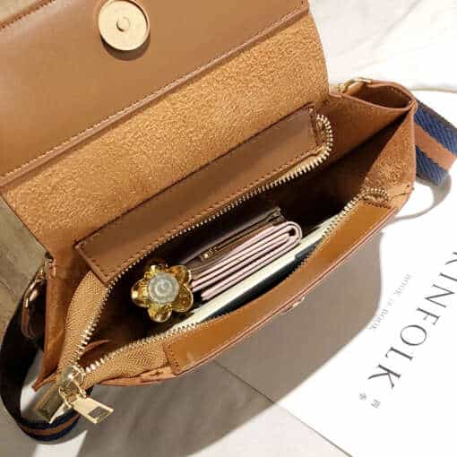 Trendikas naiste käekott punase paelaga, nahast materjal, crossbody stiil