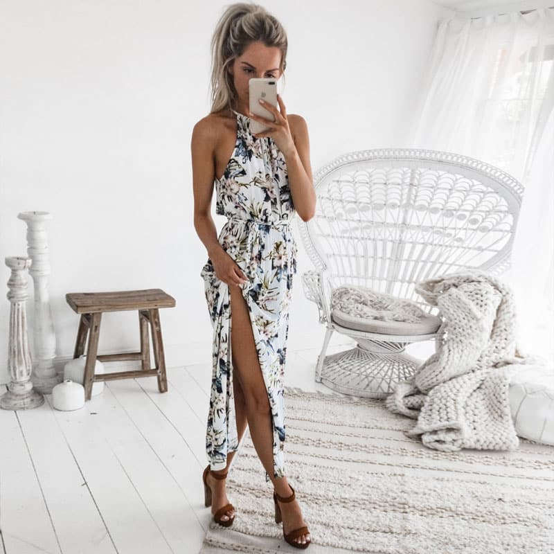 Valge lilleline pikk suvekleit naistele, boho stiilis lillemustriga ja avatud seljaga, sobilik rannapeoks.