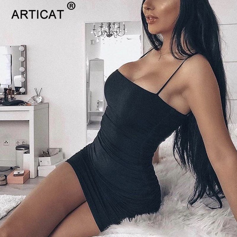 Must liibuv bodycon kleit, rihmadeta ja paeltega, sobib suvepeoks või rannapeoks.